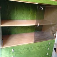 Vetrinetta in legno con ripiani 