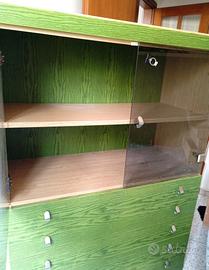 Vetrinetta in legno con ripiani 