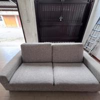Divano grigio a 2 posti