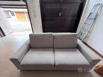 Divano grigio a 2 posti