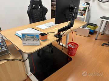 Monitor ASUS con braccio regolabile da scrivania