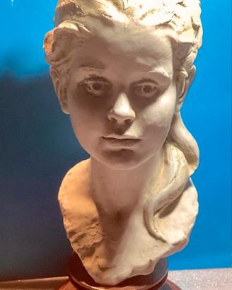 Scultura  “DONNA BAMBINA”. Stile Liberty. Berge.