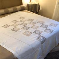 Tovaglia in lino con intarsi in filet e ajour