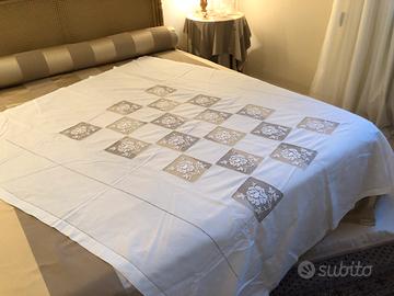 Tovaglia in lino con intarsi in filet e ajour