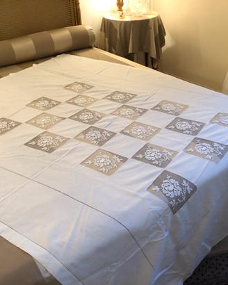 Tovaglia in lino con intarsi in filet e ajour