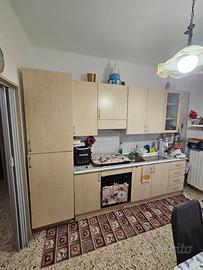 cucina tavolo e sedie  armadio