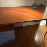 Scrivania con tre cassetti