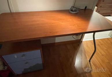 Scrivania con tre cassetti