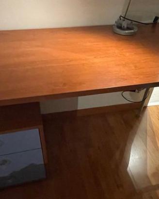 Scrivania con tre cassetti