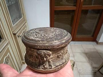 Porta oggetti antico