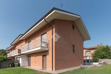 VILLA A SCHIERA A NOLE