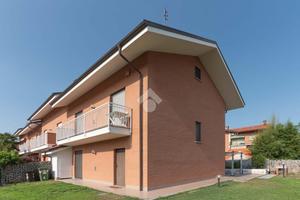 VILLA A SCHIERA A NOLE