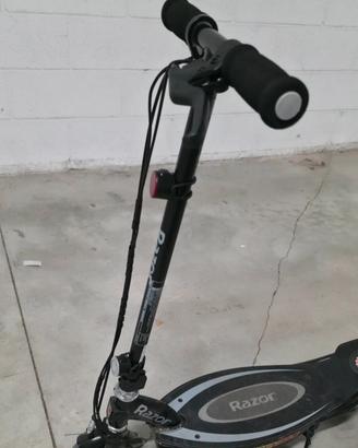 Razor e90 monopattino elettronico 