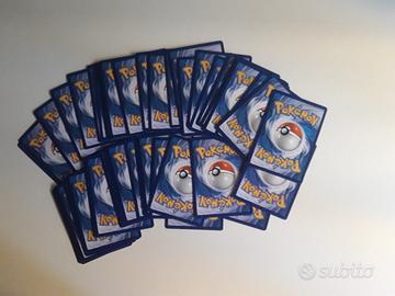 50 carte pokemon assortite di scrlatto e violetto