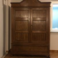 Armadio vecchio in legno massello