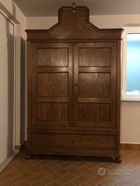 Armadio vecchio in legno massello