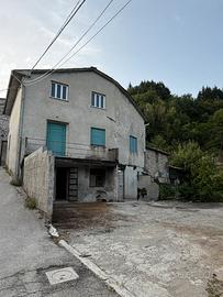 Casa in borgo storico con grande spazio esterno