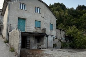 Casa in borgo storico con grande spazio esterno