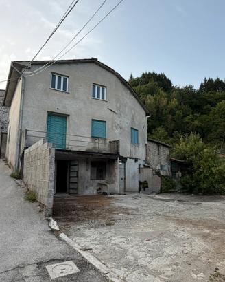 Casa in borgo storico con grande spazio esterno
