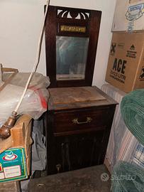 Mobiletto antico con specchiera in legno scuro