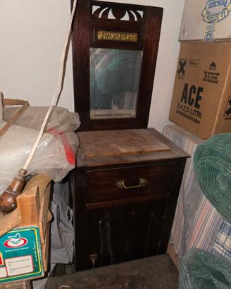 Mobiletto antico con specchiera in legno scuro