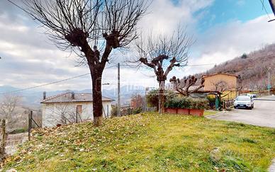 TERRATETTO SU TRE PIANI IN POSIZIONE PANORAMICA A