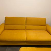 Divano giallo ocra in tessuto