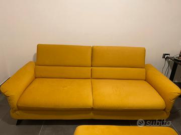Divano giallo ocra in tessuto