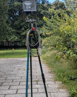 Faro da lavoro con treppiede 