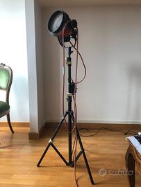 Faro da studio fotografico con cavalletto