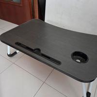 tavolino con piedi per colazione o scrivania