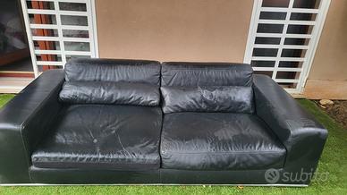 divano in vera pelle  di colore nero