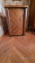 Macchina da cucire d'epoca con mobile Singer