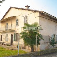 RUSTICO DI AMPIA METRATURA LIBERO SU QUATTRO LATI