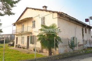 RUSTICO DI AMPIA METRATURA LIBERO SU QUATTRO LATI