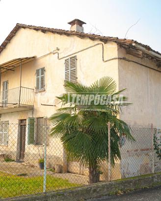 RUSTICO DI AMPIA METRATURA LIBERO SU QUATTRO LATI