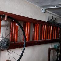 Scala estensibile in legno con carrello