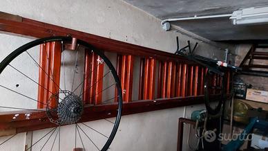 Scala estensibile in legno con carrello