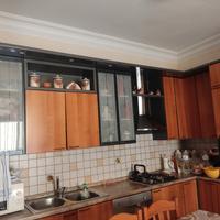 Cucina componibile Berloni colore noce chiaro.