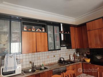 Cucina componibile Berloni colore noce chiaro.