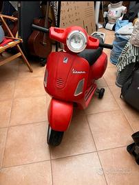 Vespa Peg Perego con bauletto e casco