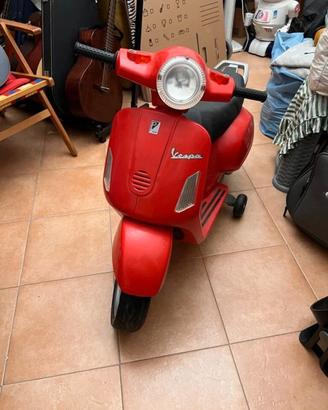 Vespa Peg Perego con bauletto e casco