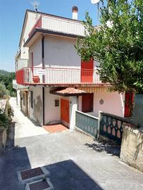 Casa indipendente di 219 m² con più di 5 locali a 