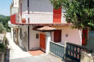 Casa indipendente di 219 m² con più di 5 locali a 