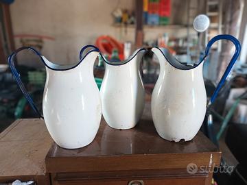 Contenitori d'acqua per antichi lavabo