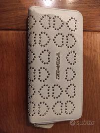 portafoglio twin set colore beige con borchie oro