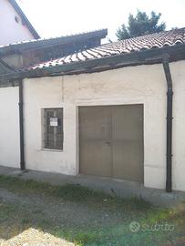 Magazzino/box in ampia corte chiusa