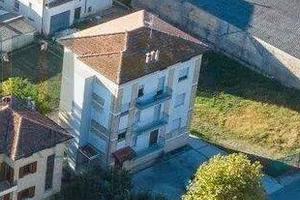 Tre appartamenti da ristrutturare