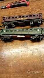 Coppia di carrozze passeggeri dei tempi passati H0