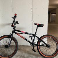 BMX nera e rossa